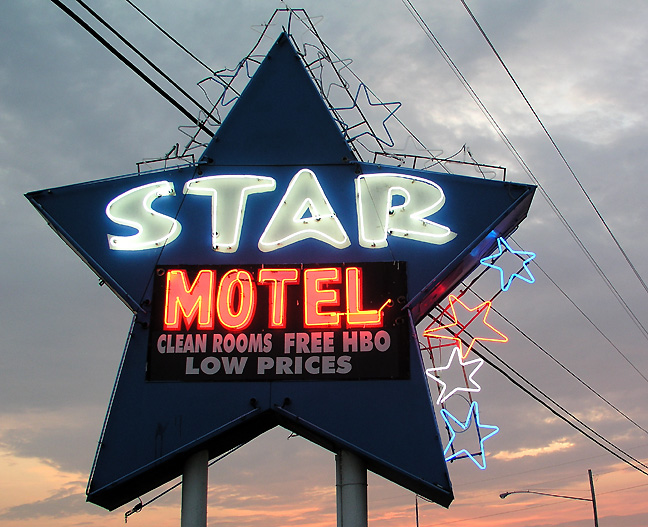Blue Hotel (Chris Isaak) Vs El Hotel Azul (Orquesta Mondragón) Berkson%2B-motel