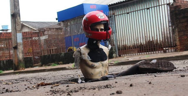 Campo Mourão: Protesto diferente. Moradores colocam boneco com capacete em buraco na rua