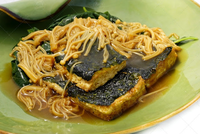 Braised Tofu with Seaweed and Mushroom 