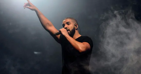 Drake Gropes and Kisses 17-year-old girl during concert - video went ...