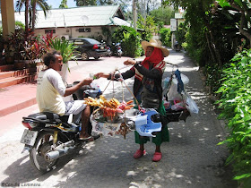 Som tam on foot with a buyer, Chaweng beach 