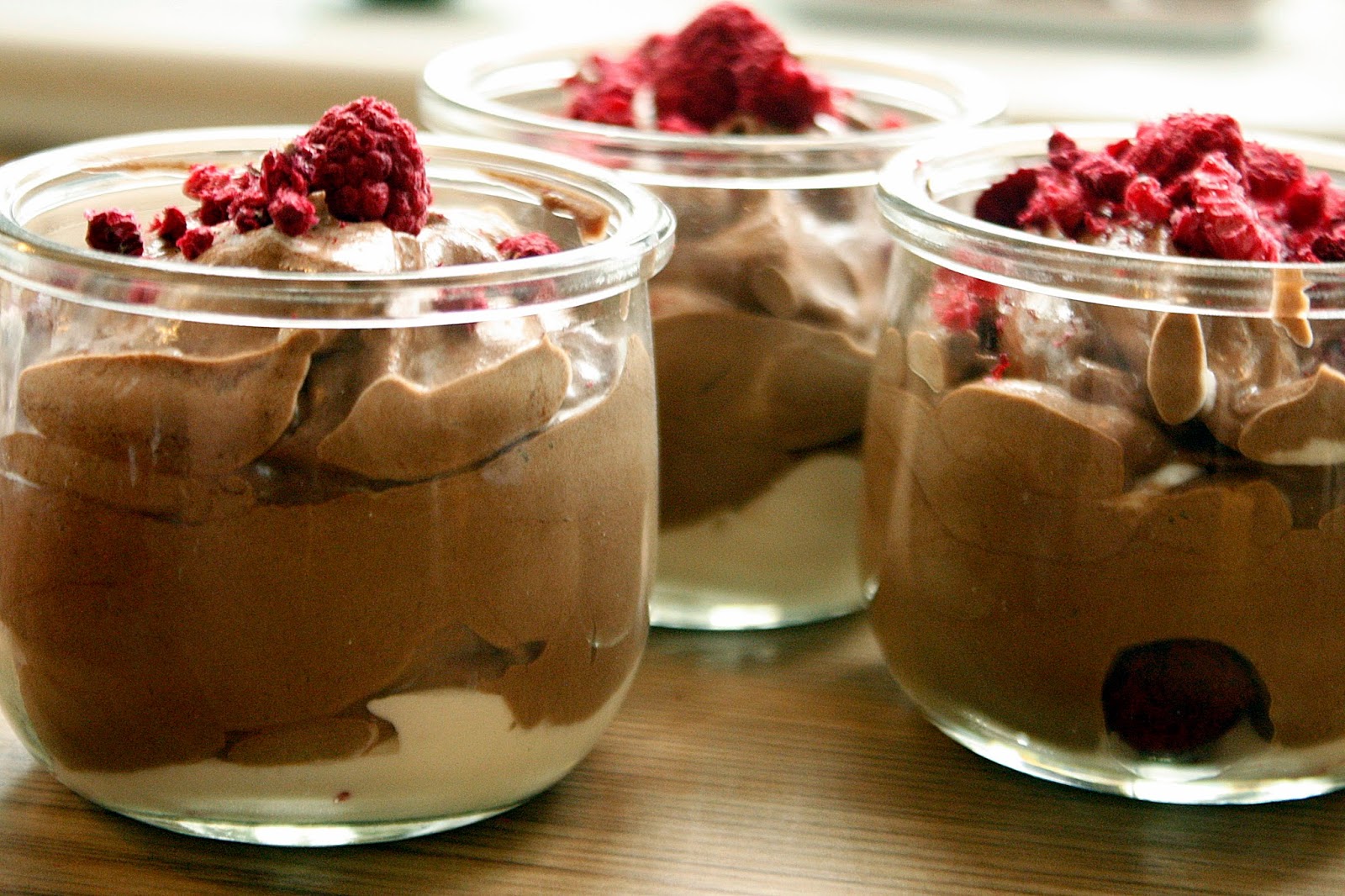 Gry´s lavkarbo Sjokolademousse med frysetørkede bringebær