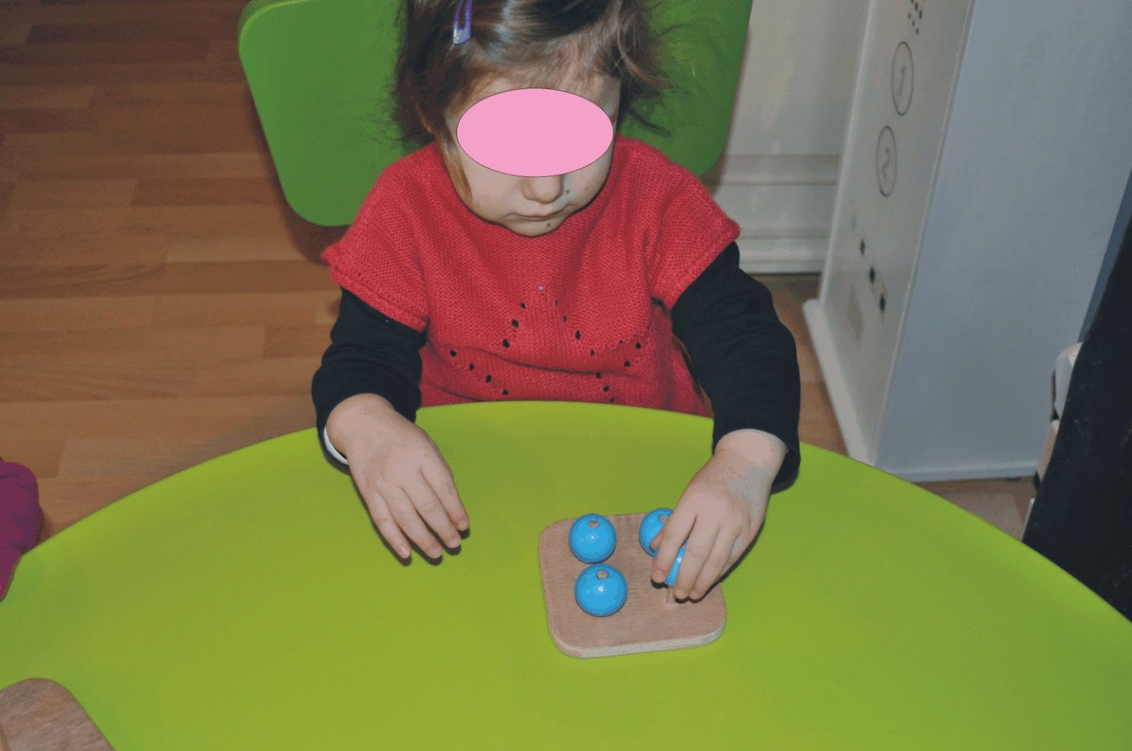 ma petite fabrique montessori: Les boules bleues sur tiges verticales