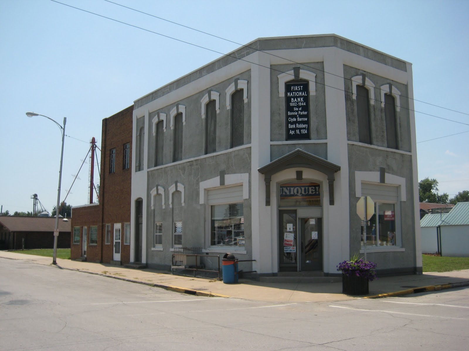 Solitary Van Bonnie & Clyde & Duane