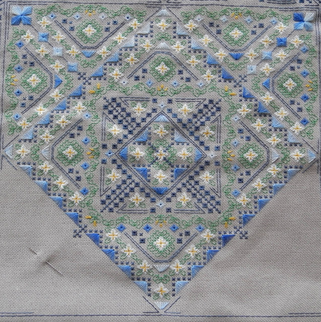 Centre de Daisy- special stitch design by Brodeuse Bressane