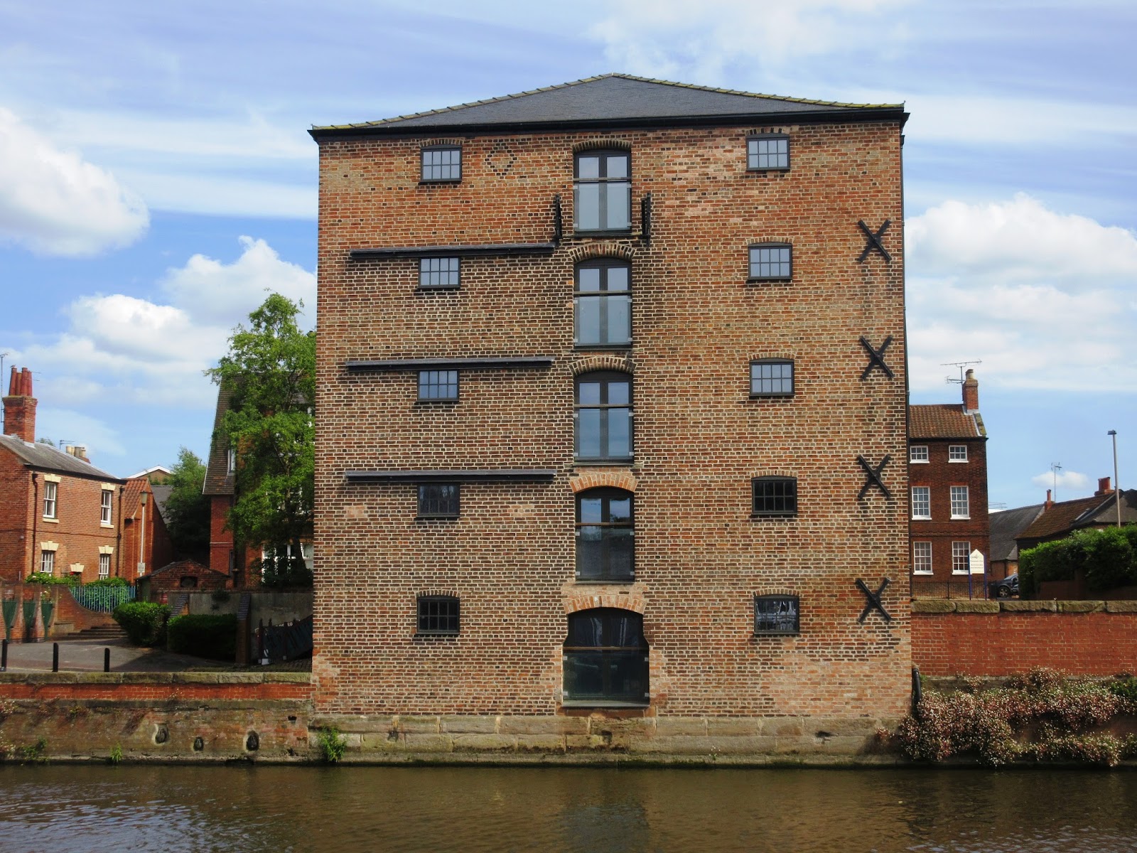 Liberal England Newark Town Lock and the warehouses on the Trent