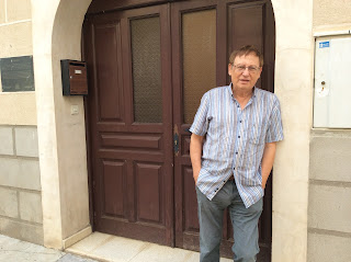 Delante de la entrada de la antigua sinagoga de Turégano, hoy desaparecida. Agosto 2015