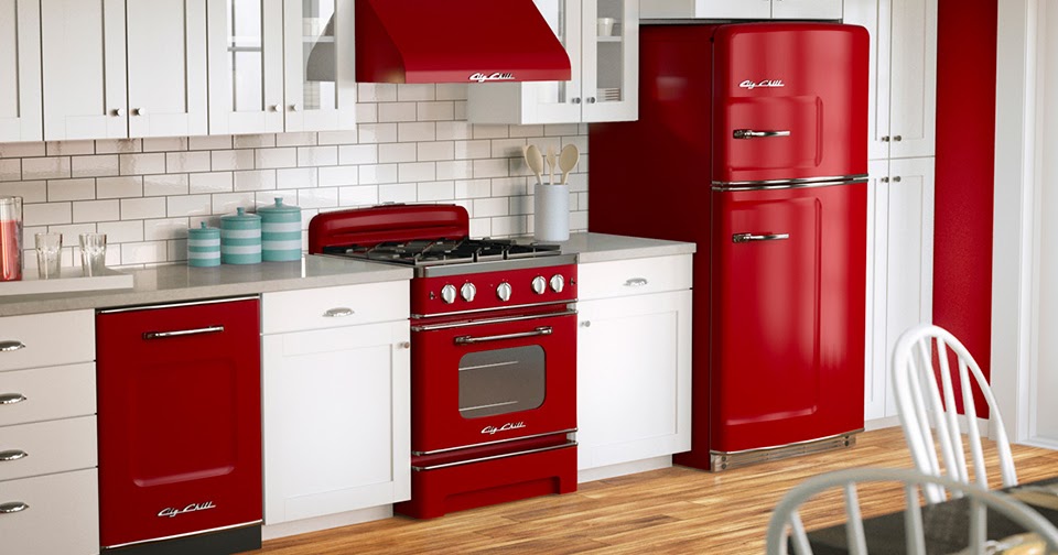 Бытовая техника цвета. Кухня в ретро стиле с красным холодильником. Цветные холодильники. Красное и белое холодильник. Цветной кухонный гарнитур с белым холодильником.