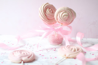 Recette de sucettes meringues ou meringues pops. À déguster comme ça ou a utiliser comme cake toppers