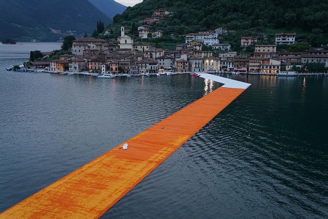 17-Christo-and-Jeanne-Claude-The-Floating-Piers-Walkways-on-Lake-Iseo-Italy-www-designstack-co