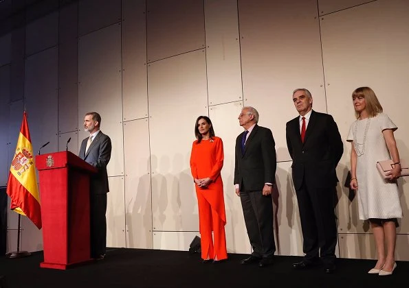 Queen Letizia wore Zara top and trousers. Juliana Awada is wearing Zara skirt and blouse