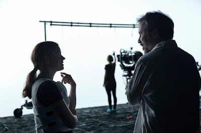 Denis Villeneuve and Amy Adams on the set of Arrival (4)
