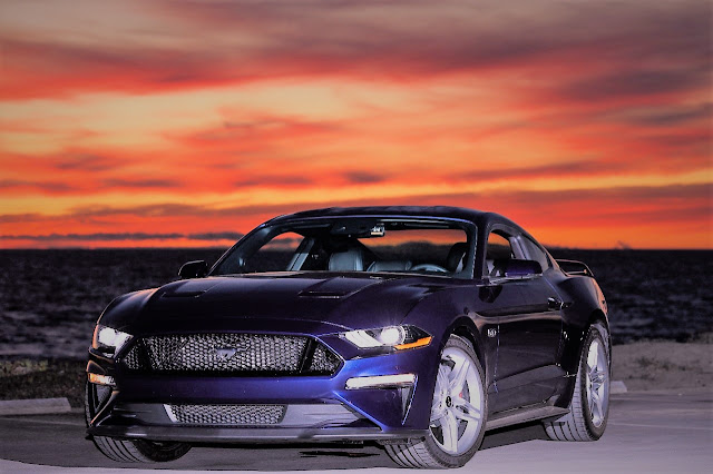2018 Ford Mustang GT Premium front 3/4 view Front 3/4 view of 2018 Ford Mustang GT Premium