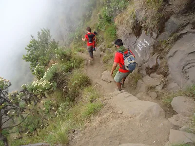 Para pendaki harus lincah menuruni lereng kawah ke danau Segara Anak, kemiringan kawah dari 20 derajat hingga 70 derajat, Gunung Rinjani