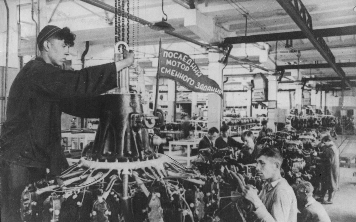 челябинский танковый завод в 1941-1945. меланжевый комбинат города иваново в годы войны. промышленность в 1941 году. механический завод ленинград 1941-1945. электросталь в годы вов 1941 завод.