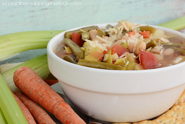 Skinny Slow Cooker Minestrone Soup | Only 4 Weight Watchers Points per 1 1/2 cup serving