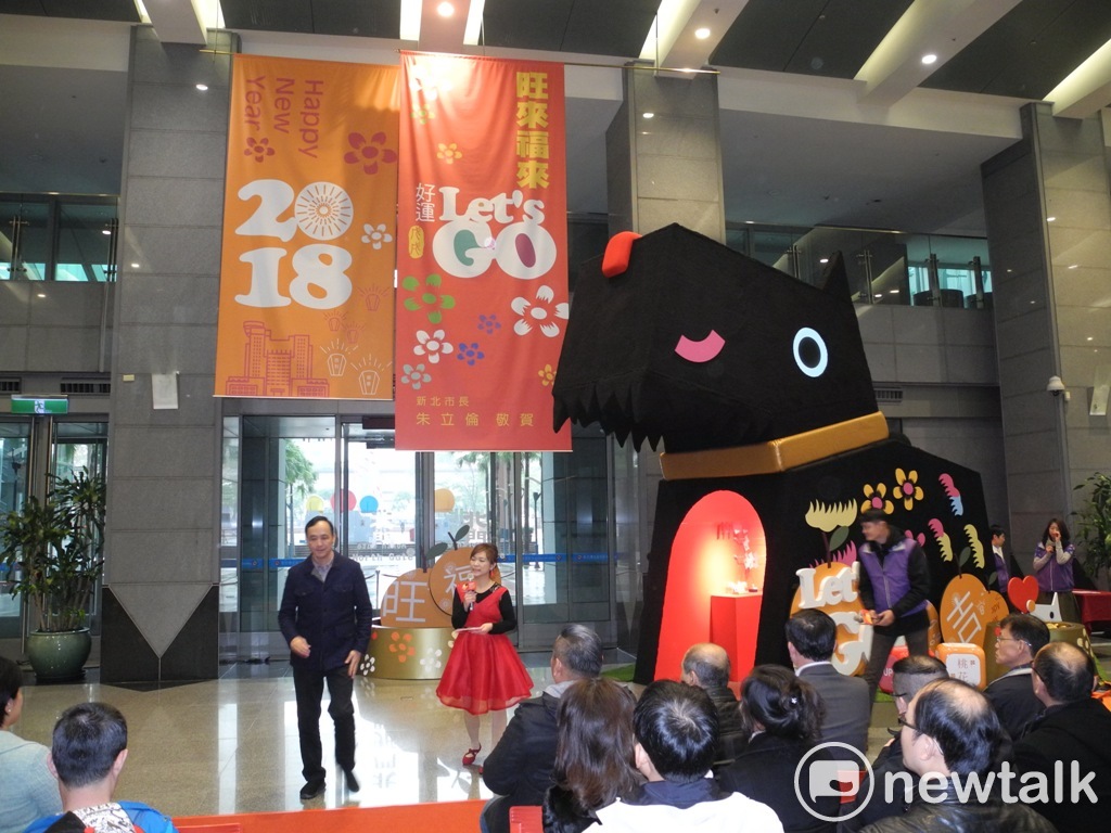 新北市政府行政園區的春節布置，結合印象畫廊提供台灣當代藝術家「洪易裝置藝術展」。這次展覽，洪易特別為新北市創作一件趣味生動的吉祥造型「有夠旺」，歡慶2018年的到來。