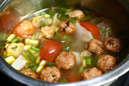 Vietnamese Fish Balls with Vegetable Soup ( Canh Rau với Cá Viên)2