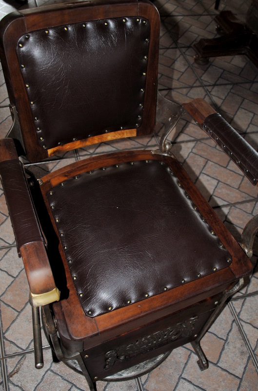 Ana Caldatto : Antiga Cadeira de Barbeiro Irmãos Campanile