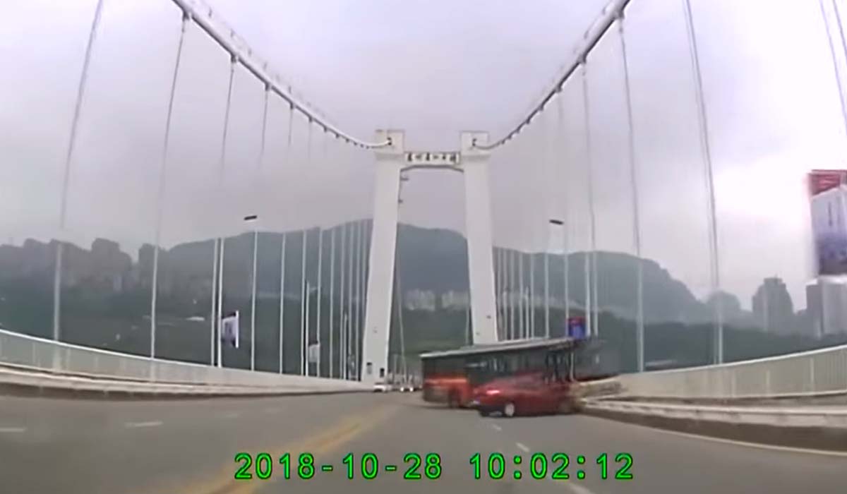 Ônibus cai de ponte após briga entre passageira e motorista e mata 13 pessoas; veja vídeo