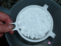 Tamizando el azúcar glass para el frosting