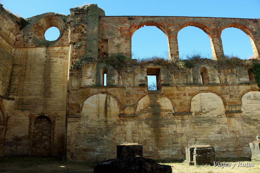 Puerta de los muertos del Monasterio de Moreruela