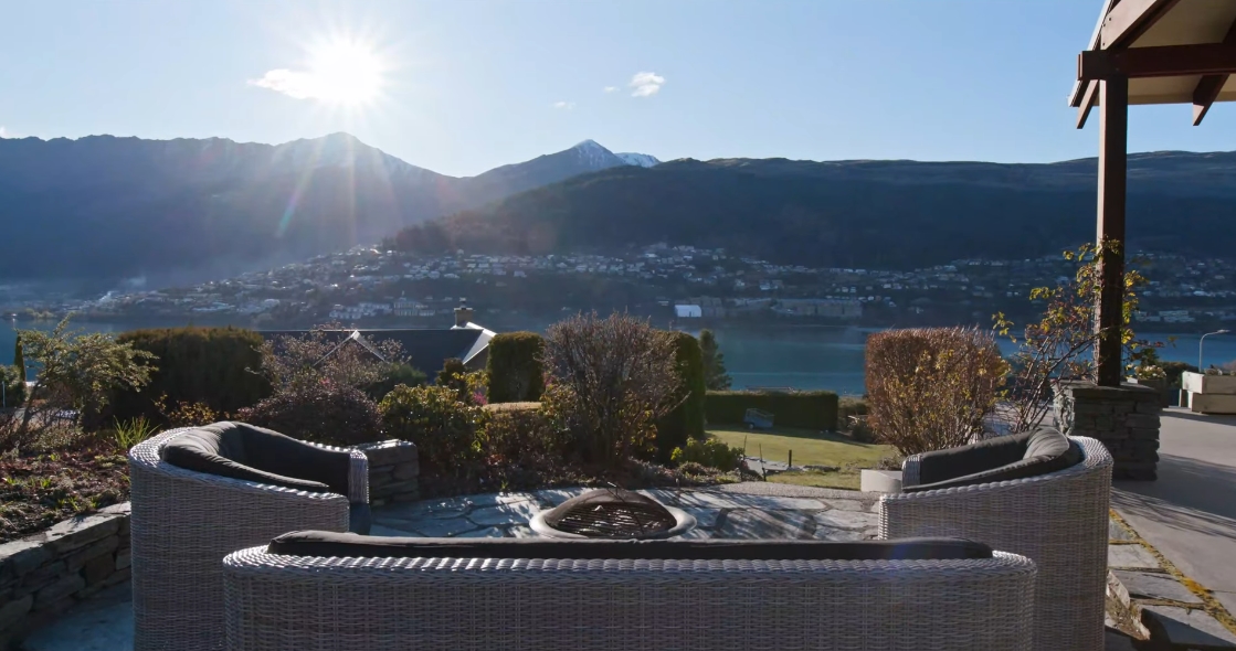 18 Interior Design Photos vs. 5 Milward Place, Kelvin Heights, Queenstown Luxury Home Tour