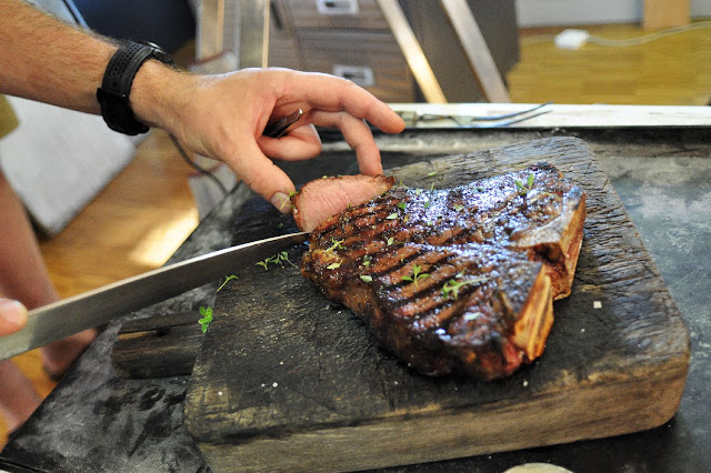 Manuel Weyer, Koch, Grill-Experte und Food-Stylist, schneidet das Steak an