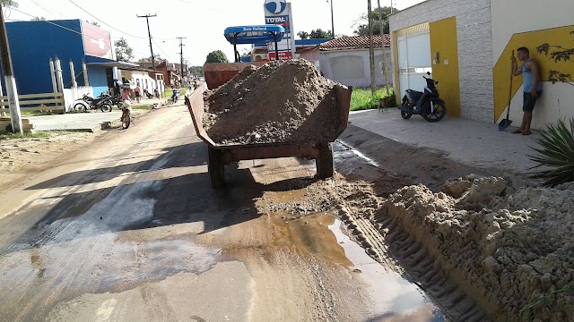 DENUNCIA | Trator da agricultura é utilizado na limpeza de vias publicas em Godofredo Viana/MA.