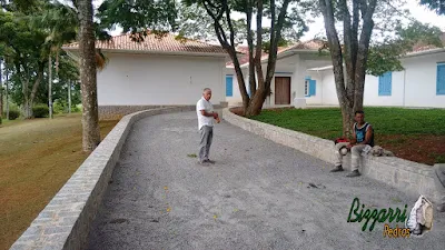 Piso externo em entrada da sede da fazenda em Atibaia-SP. Piso de pedra com pedrisco cinza com as muretas de pedra com pedra folhetinha de paralelepípedo rachado.