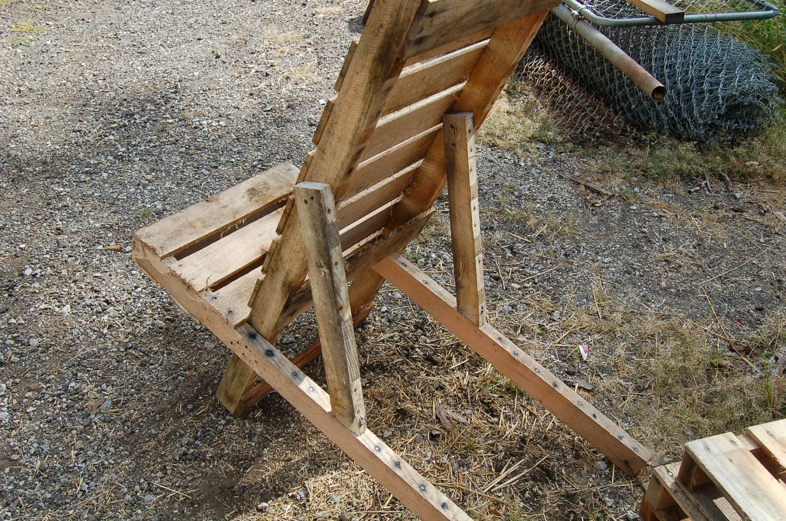 Our Little Backyard Farm: Adirondack Chair from Old Pallets