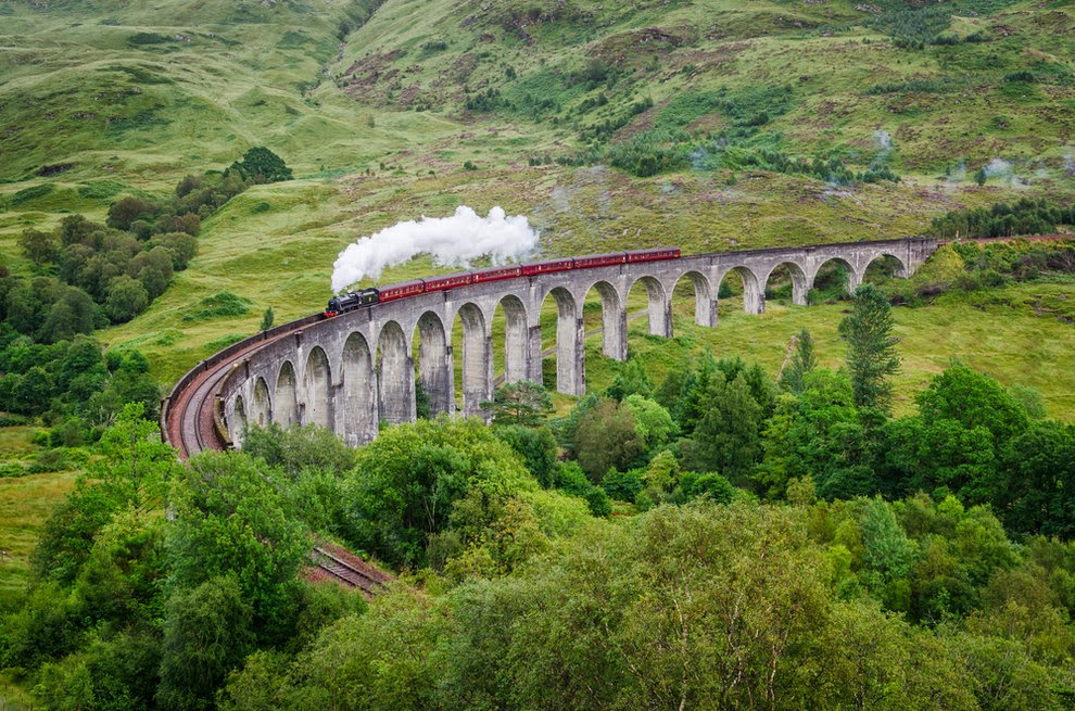 vista aerea de un tren a vapor pasando por el viaducto