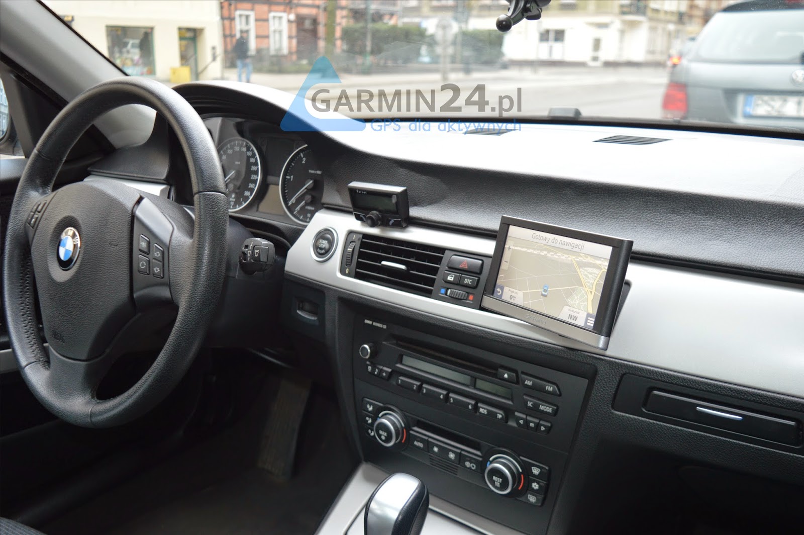 Sposoby montażu nawigacji Garmin w samochodzie. GPS dla