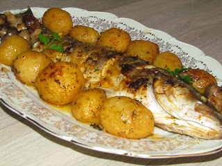 Lavrac la cuptor cu cartofi noi si ciuperci / Baked Seabass with new potatoes and mushrooms