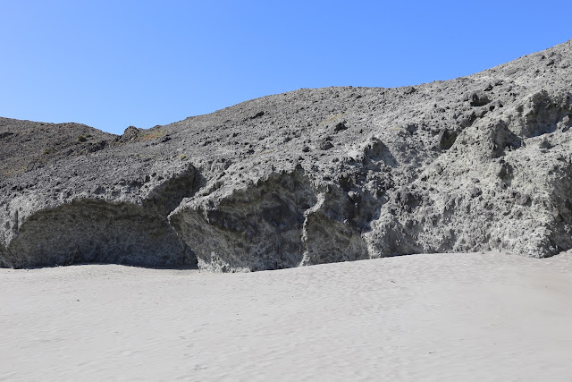 Paredes de basalto en la Playa de Mónsul - Cabo de Gata