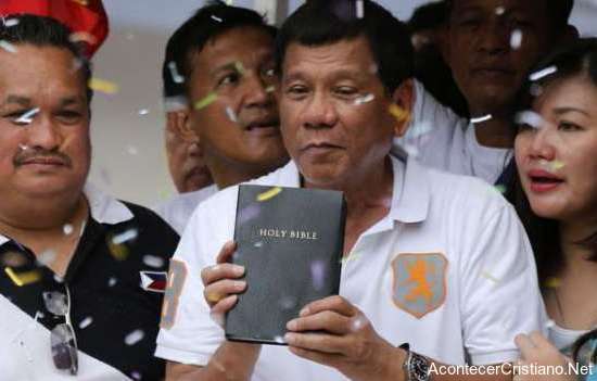 Presidente de Filipinas Rodrigo Duterte con Biblia