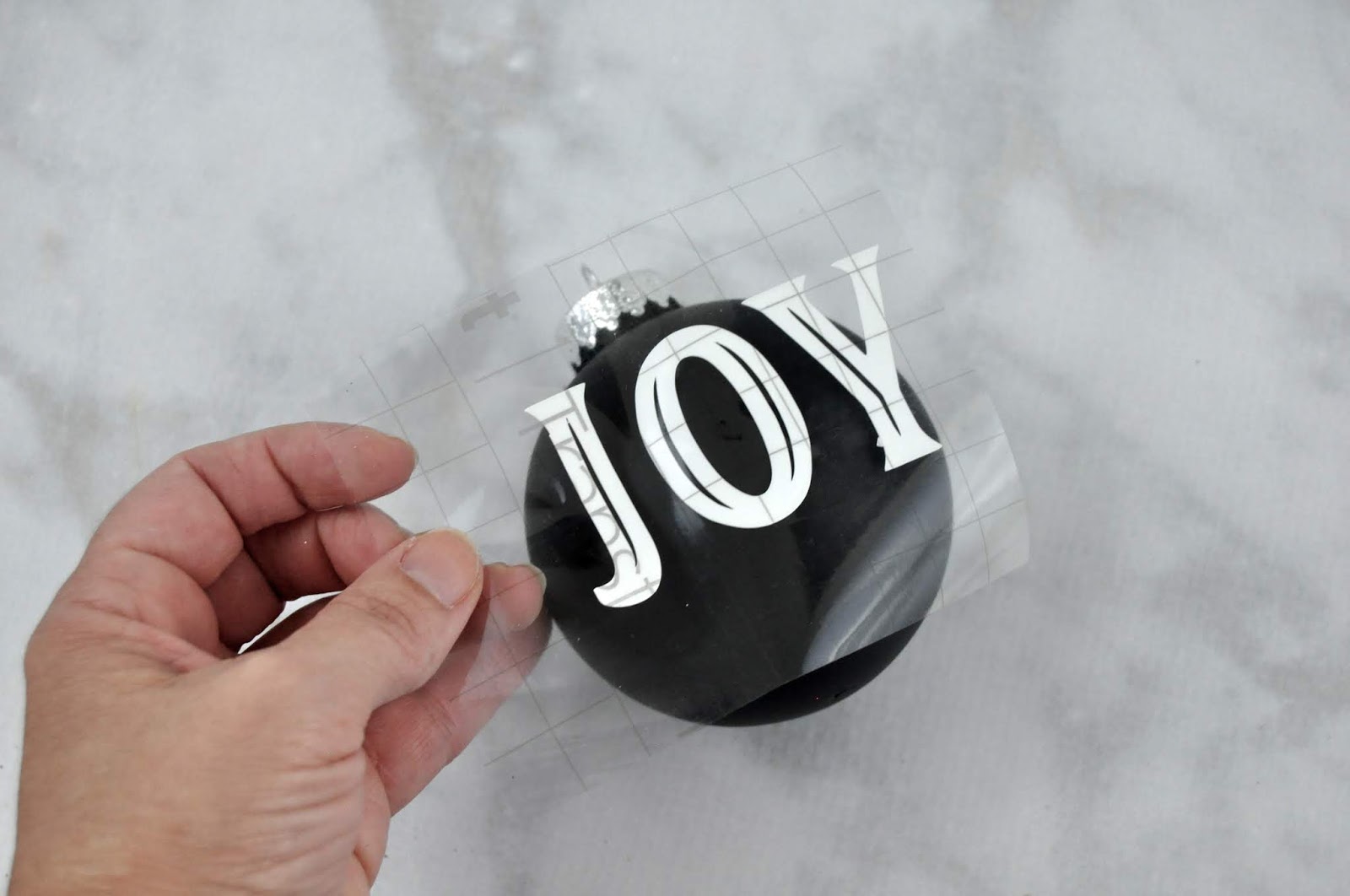 Chalkboard ornaments with white vinyl designed by Jen Gallacher using a Silhouette die cut machine. #diecutting #christmasornament #jengallacher #christmascraft