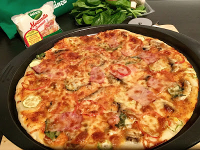 Pizza cu legume si bacon