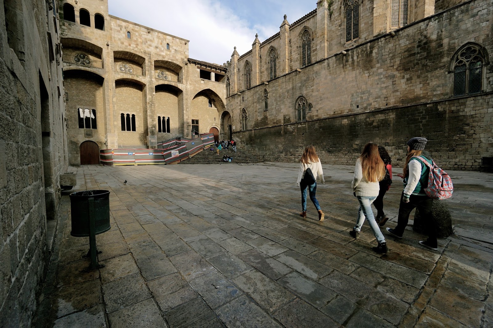 地下に古代ローマの遺跡が残り コロンブスも訪れた 王の広場 Placa Del Rei バルセロナ旅行