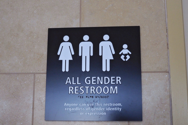 Trump revoca una norma que permitía a los alumnos transexuales elegir el baño
