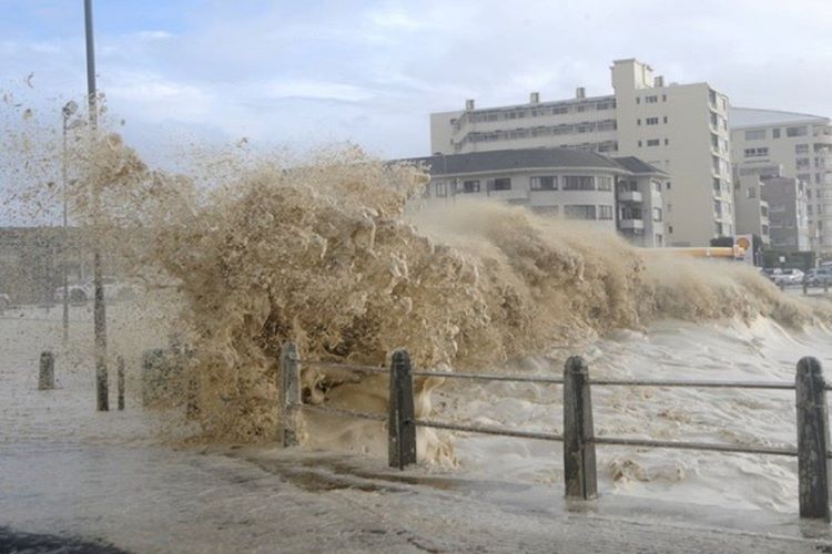 Cape Town fırtınaları kıyıya kadar çıkabiliyor ve seyir halindeki araçları devirebiliyor.
