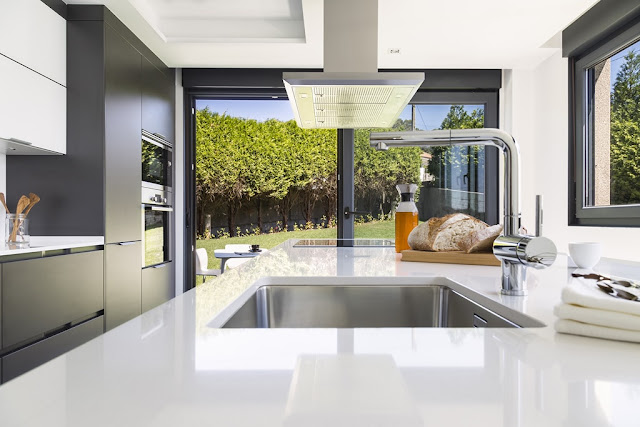 cocina-gris-y-blanca-isla-santiagointeriores-santos03 cocina