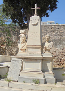 το ταφικό μνημείο της οικογένειας Βαλμάδη στο ορθόδοξο νεκροταφείο του αγίου Γεωργίου στην Ερμούπολη