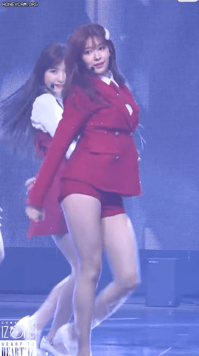 아이즈원> 늘씬한 빨간 김민주 . GIF