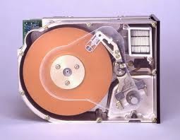 магнитный жесткий диск hdd. Magnetic disk. водяной жесткий диск. Magnetic disk head. Magnetic disks that constitute part of a hard drive are called.
