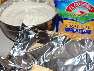 Tarta salada de uvas y cuatro quesos