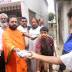 पनकी मंदिर महंत ने बाढ़ आपदा पीड़ितों को बांटे लंच पैकेट