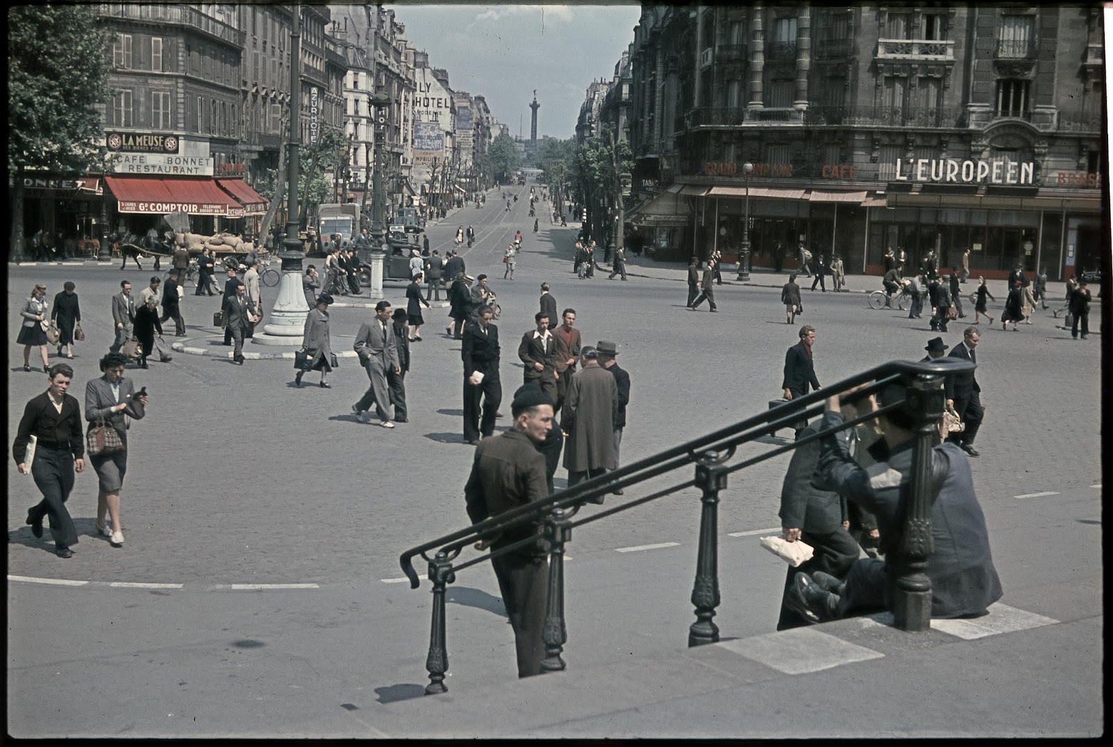 40 Amazing Color Photographs That Capture Street Scenes of Paris Under Nazi Occupation in 1942
