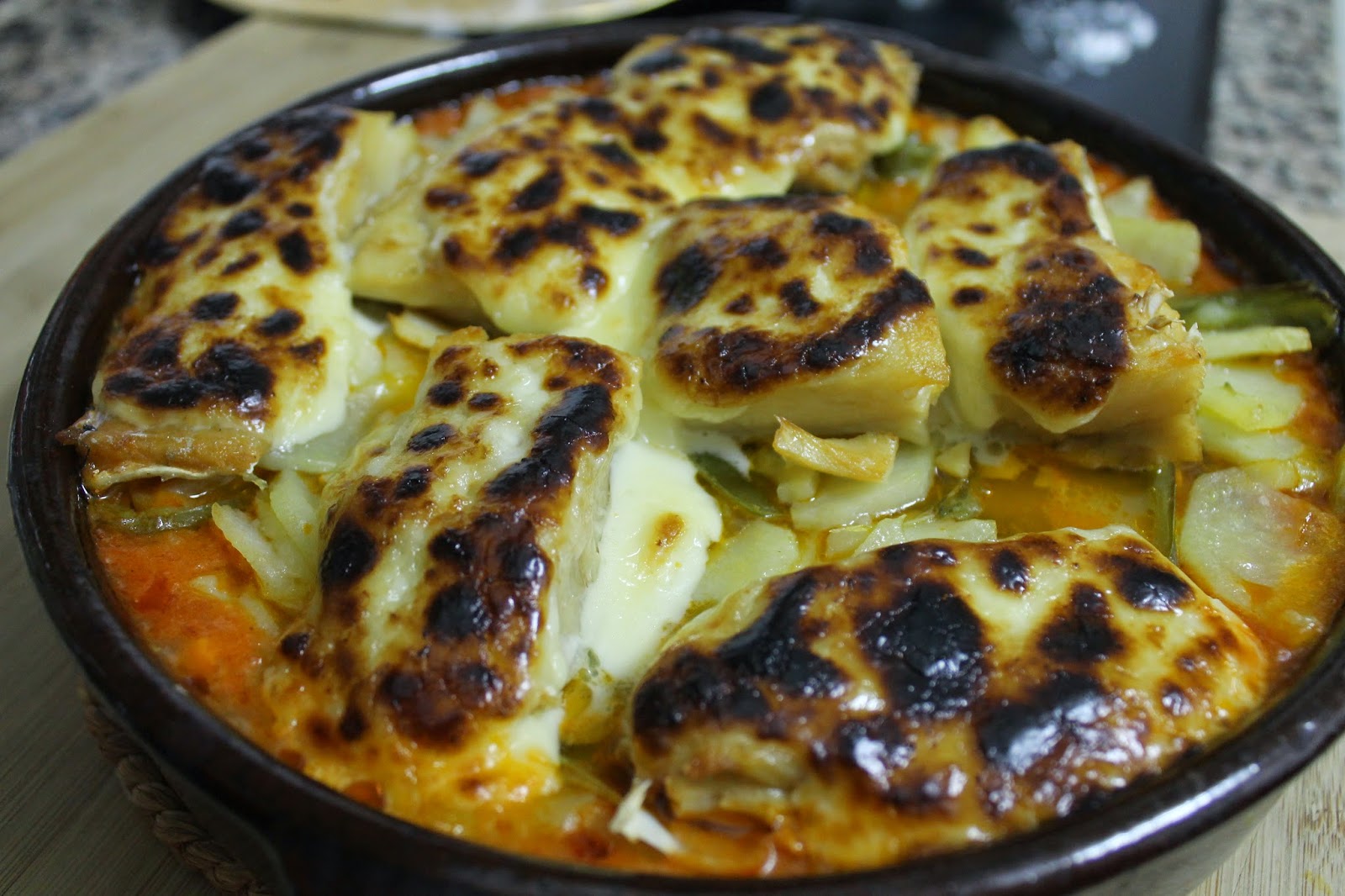 BACALAO CON TOMATE Y PATATAS PANADERA