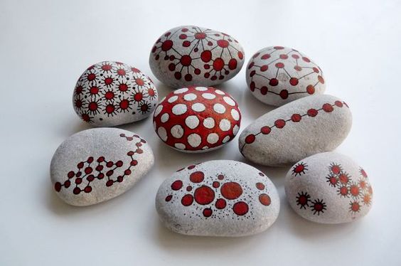 Piedras decoradas con rotulador rojo
